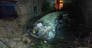 Otomobil evin duvarına daldı: 1 ölü