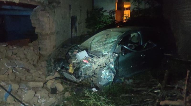 Otomobil evin duvarına daldı: 1 ölü