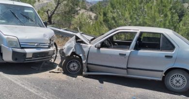 Otomobil ile hafif ticari araç kafa kafaya çarpıştı: 2 yaralı