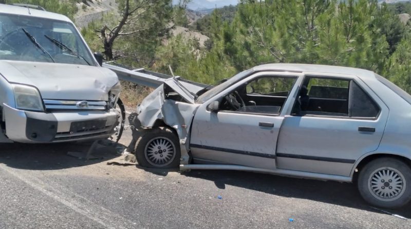 Otomobil ile hafif ticari araç kafa kafaya çarpıştı: 2 yaralı