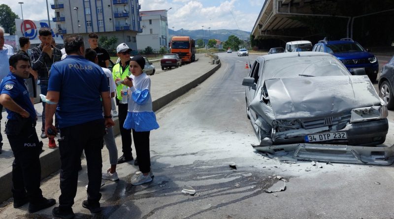 Otomobil kırmızı ışıkta bekleyen araca çarptı: 1 yaralı