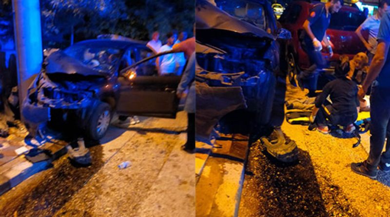Otomobil önce direğe, ardından park halindeki araca çarptı: 3 yaralı