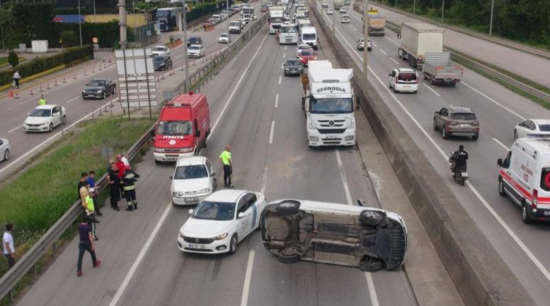 Otomobil takla atıp yan durdu, kilometrelerce kuyruk oluştu