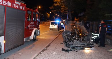 Otomobil takla attı, kaldırımda kimsenin olmaması faciayı önledi