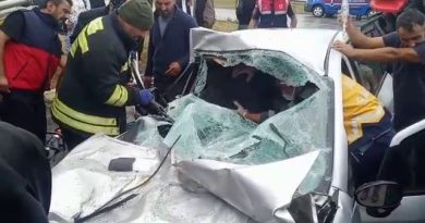 Otomobil tır dorsesine saplandı: 1’i ağır 3 yaralı