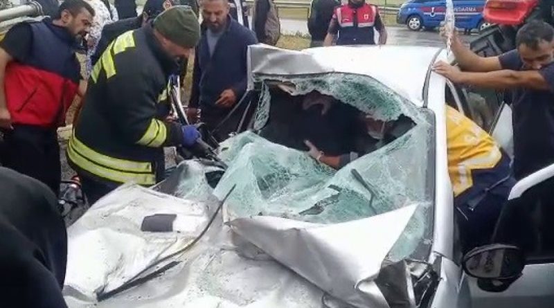 Otomobil tır dorsesine saplandı: 1’i ağır 3 yaralı