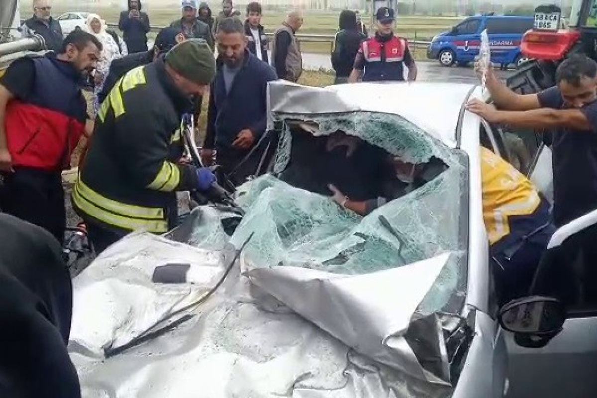 Otomobil tır dorsesine saplandı: 1’i ağır 3 yaralı
