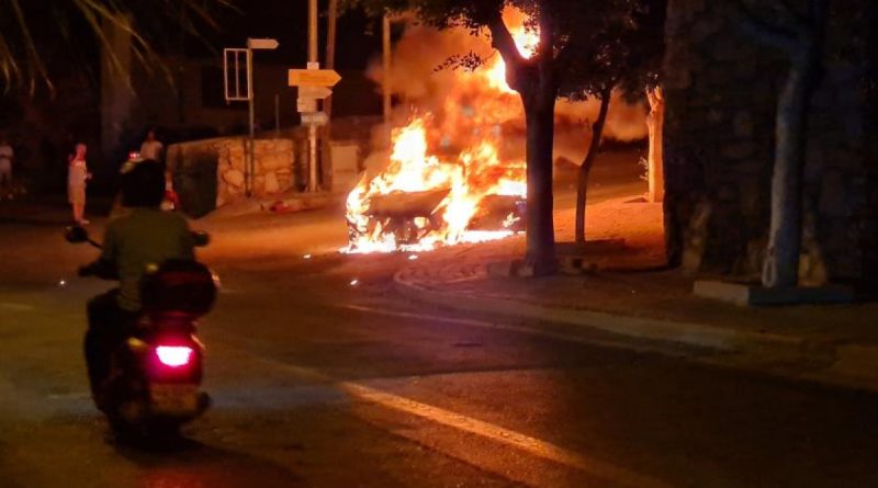 Otomobil yanarak küle döndü