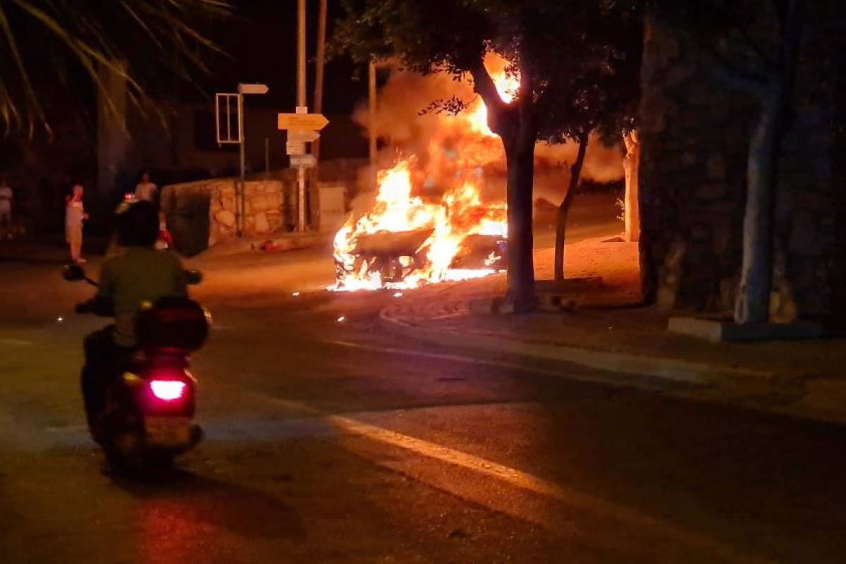 Otomobil yanarak küle döndü