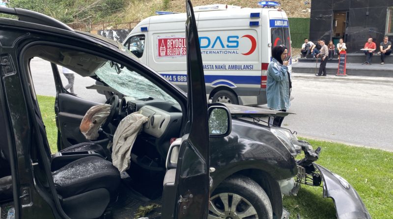 Otomobilin çarptığı araç refüje uçtu