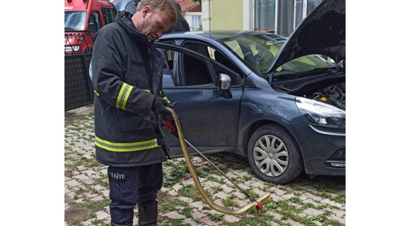 Otomobilin motoruna giren yılanı itfaiye çıkardı !