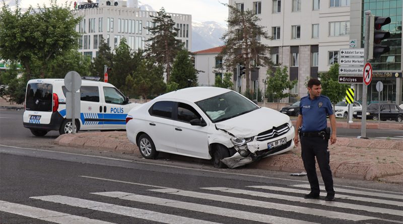 Otomobiller çarpıştı; 1 yaralı