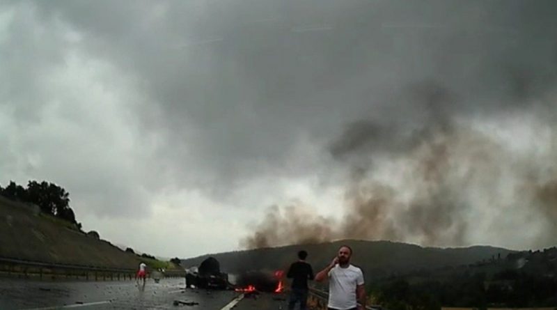 Otoyolda 1 kişinin öldüğü, 2 aracın yandığı kaza anı kameralara yansıdı