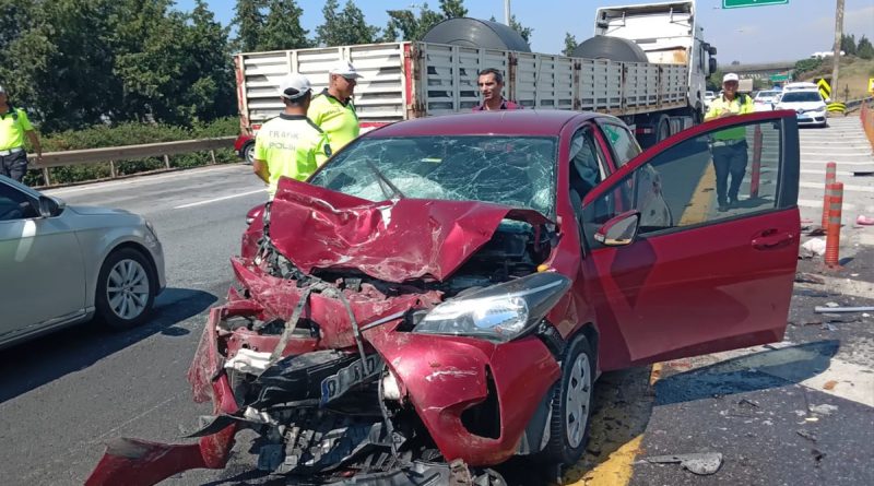 Otoyolda otomobiller çarpıştı: 5 yaralı