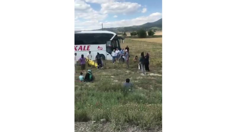 Pamukkale firmasına ait yolcu otobüsü tarlaya uçtu