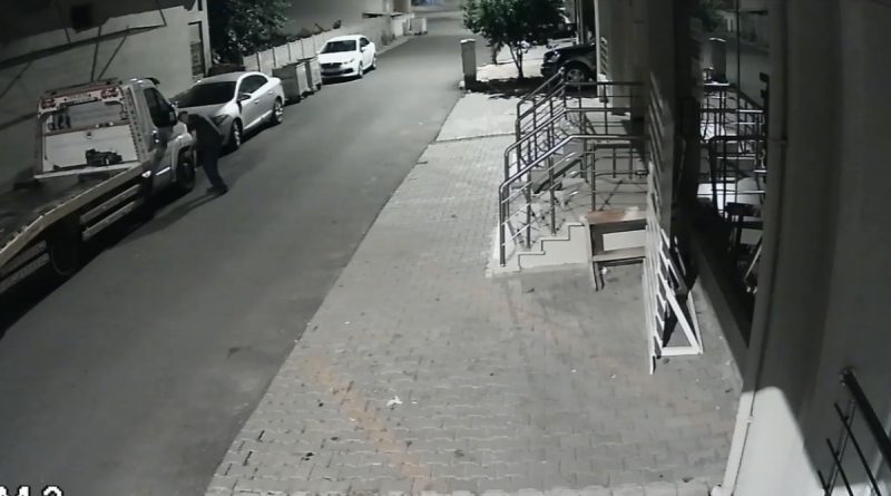 Park halindeki aracın lastiğini kesen şüpheli kamerada