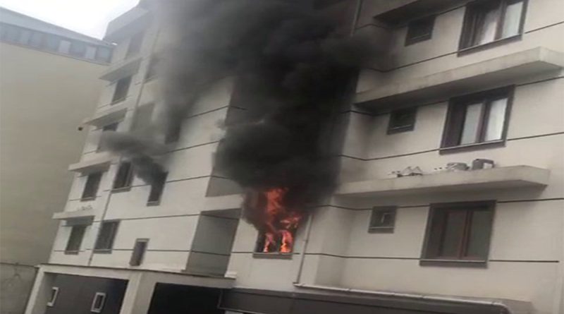Pendik’te 5 katlı apartman dairesinin yandığı anlar kamerada