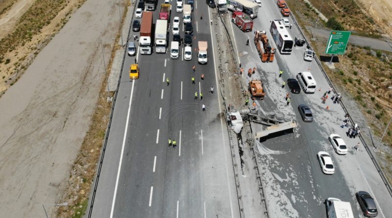 Pendik'te çimento yüklü kamyonla tır çarpıştı: 3 ağır yaralı