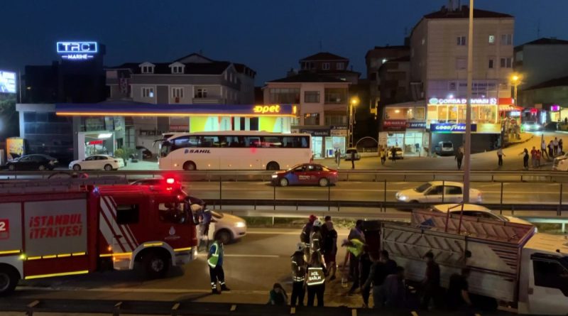 Pendik'te yakıtı bittiği için emniyet şeridinde duran kamyonete otomobil çarptı: 4 yaralı