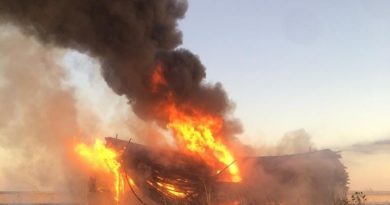 Plastik boru yüklü kamyon alevlere teslim oldu