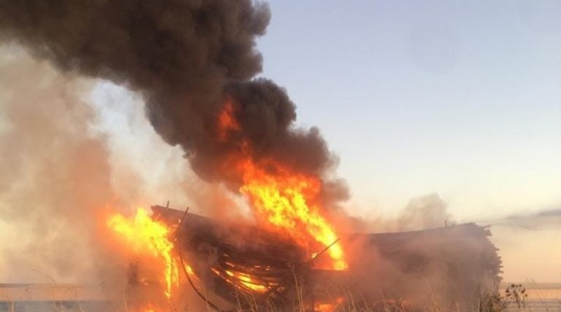 Plastik boru yüklü kamyon alevlere teslim oldu