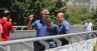 Polis üst geçitteki intihara teşebbüsü önledi