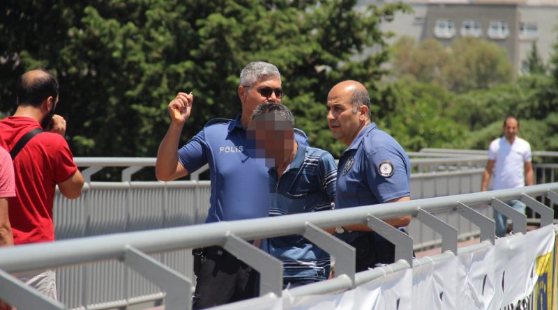 Polis üst geçitteki intihara teşebbüsü önledi