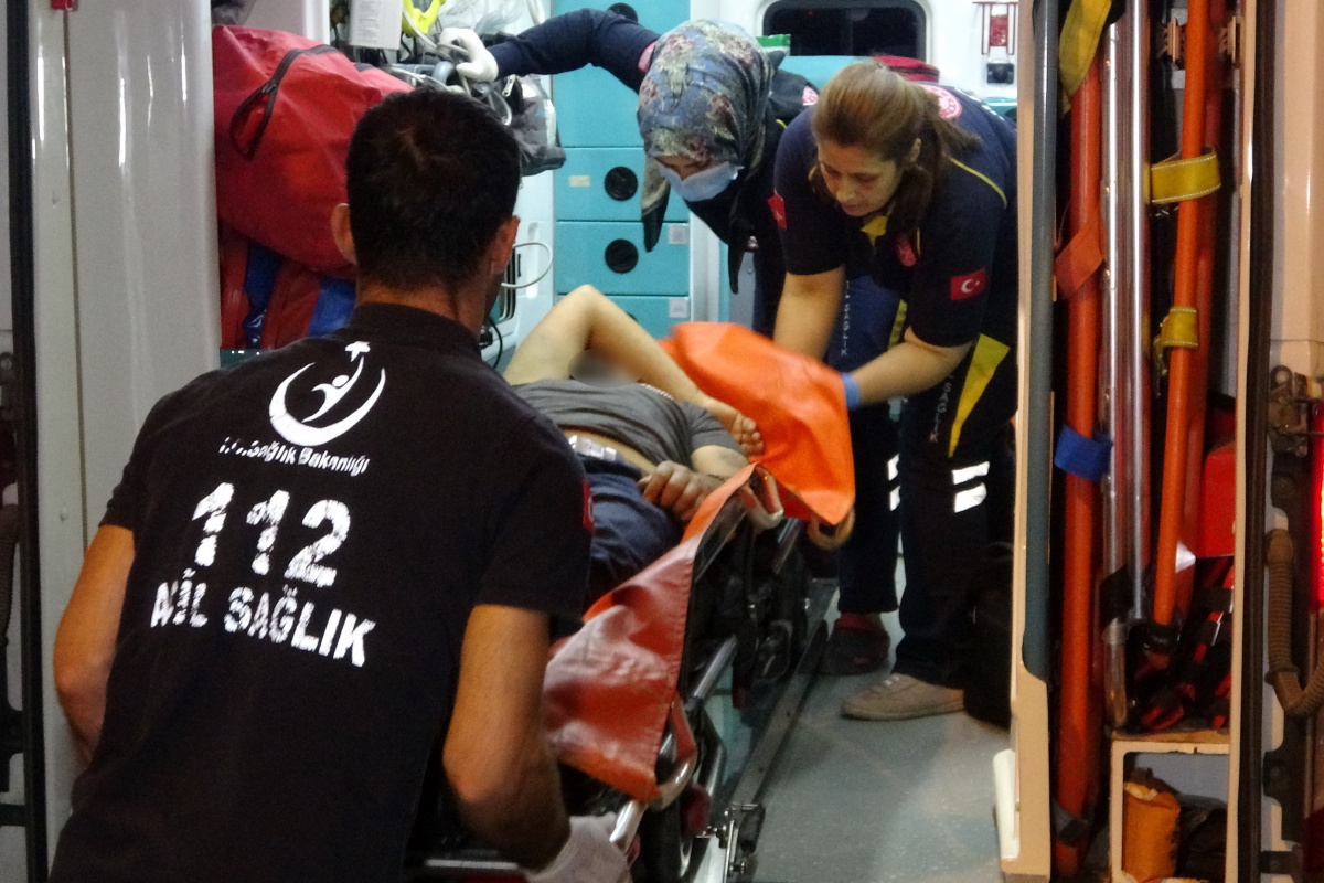 Pusu kurdukları kişi balkona çıkınca kurşun yağdırdılar