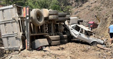 Rampa aşağı park edilen kamyon önündeki otomobili uçuruma doğru sürükledi
