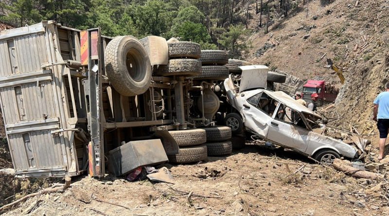 Rampa aşağı park edilen kamyon önündeki otomobili uçuruma doğru sürükledi