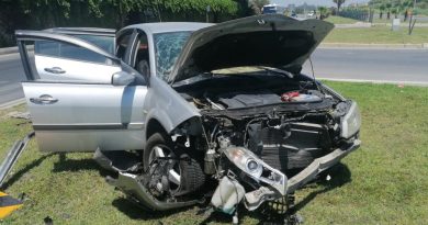 Refüjdeki beton kütleye çarpan otomobil hurdaya döndü: 4 yaralı