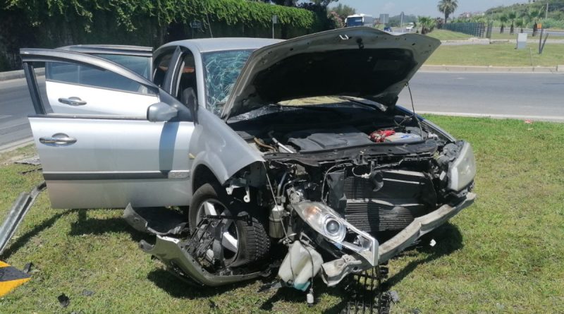 Refüjdeki beton kütleye çarpan otomobil hurdaya döndü: 4 yaralı