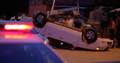 Refüje çarpan otomobil ters döndü: 1 yaralı