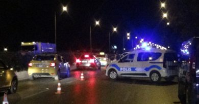 Refüje çarpıp metrelerce sürüklenen motosiklet sürücüsü hayatını kaybetti