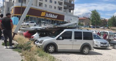 Reklam panoları araçların üzerine devrildi