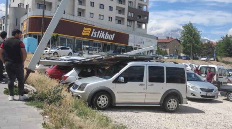 Reklam panoları araçların üzerine devrildi