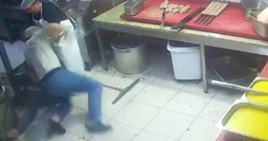 Restoran çalışanları mutfak malzemeleri ile birbirine saldırdı
