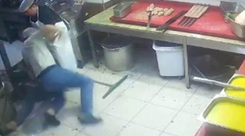 Restoran çalışanları mutfak malzemeleri ile birbirine saldırdı