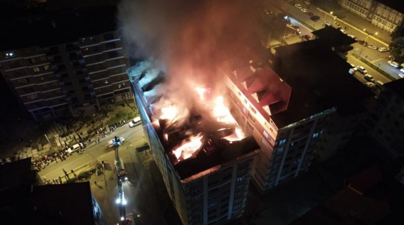 Rize’de bir binanın terasında yangın çıktı