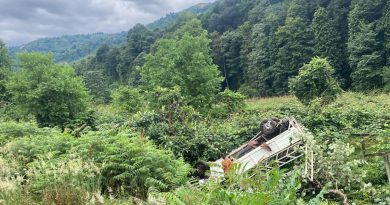 Rize'de kamyonet yol kenarına devrildi: 3'ü ağır 5 kişi yaralı