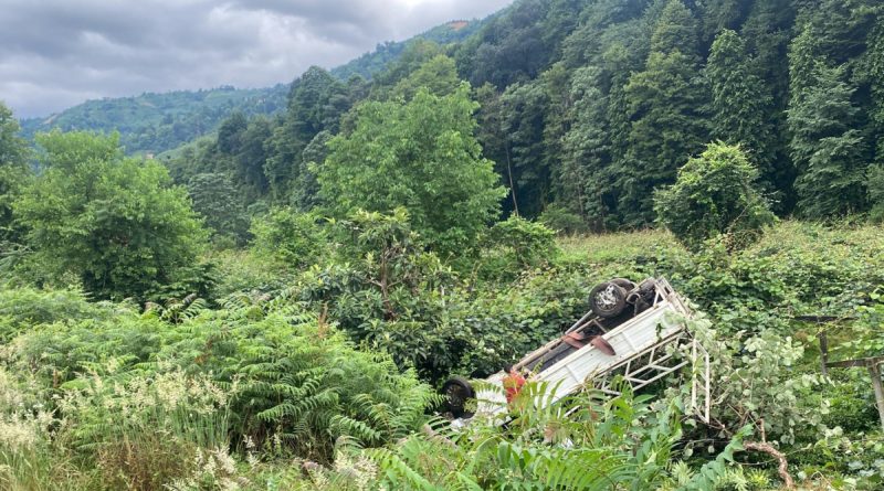 Rize'de kamyonet yol kenarına devrildi: 3'ü ağır 5 kişi yaralı