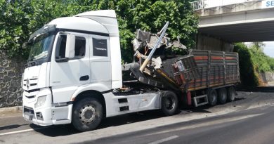 Römork açıldı, kaza kaçınılmaz oldu