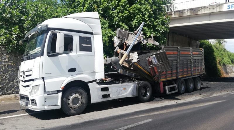 Römork açıldı, kaza kaçınılmaz oldu