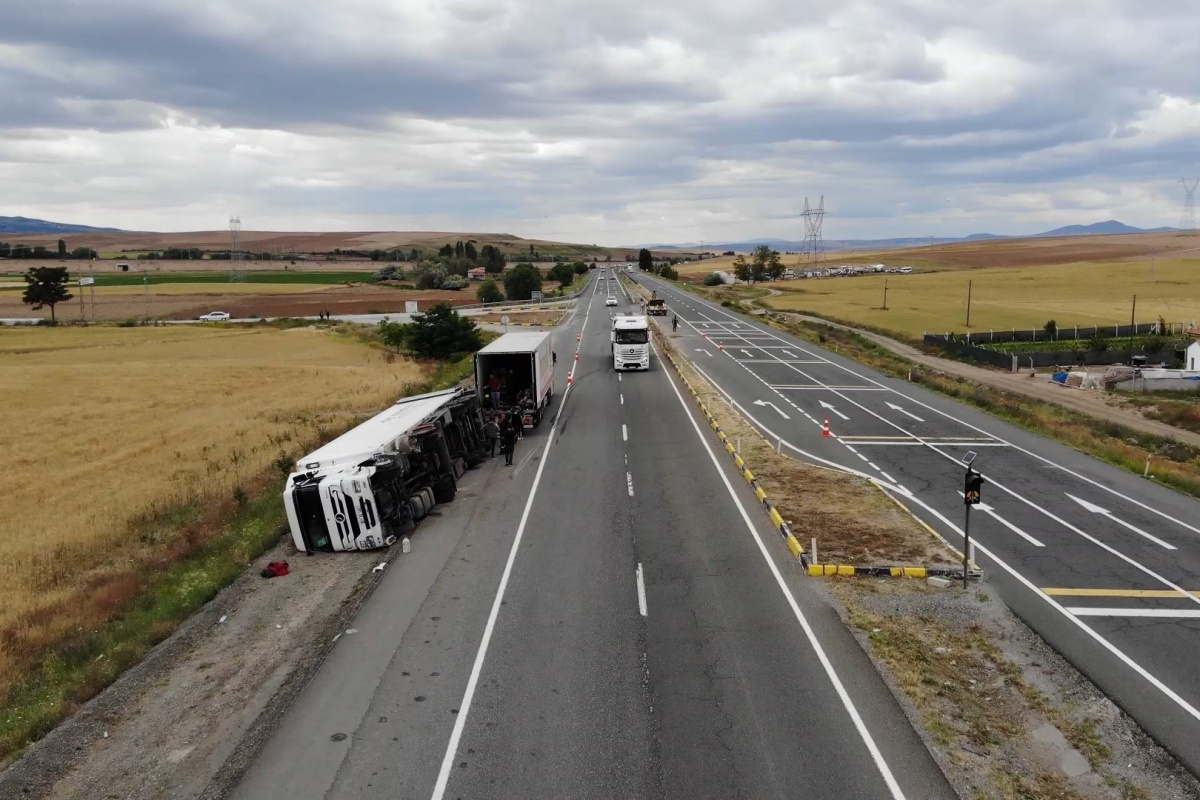 Rusya'ya 48 bin dolarlık kiraz taşıyan tır kaza yaptı