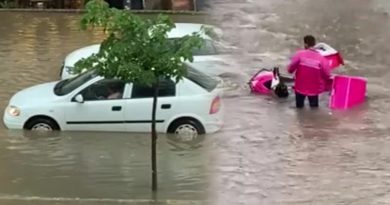 Sağanak yağış yolları göle çevirdi, araçlar yollarda kaldı