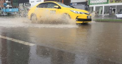 Sağanak yağış yolları nehre çevirdi