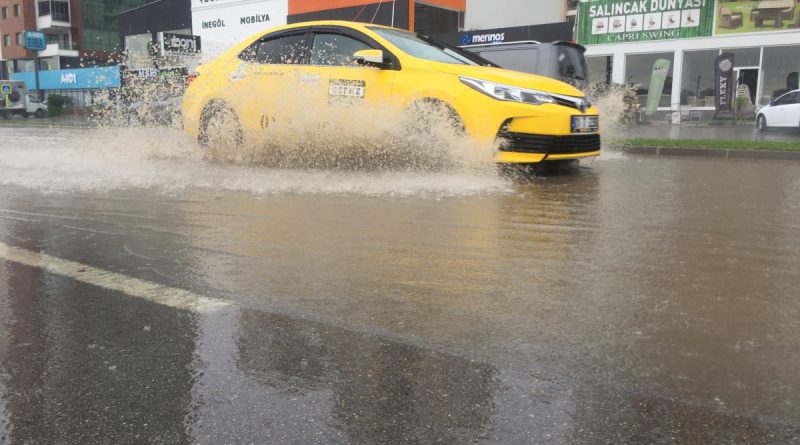 Sağanak yağış yolları nehre çevirdi