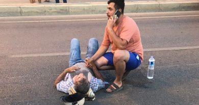 Sağlıkçıdan izinde vefa örneği, yaralıya müdahale etti, tişörtünü üzerine örttü