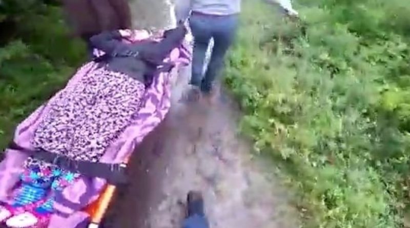 Sahil Güvenlik Komutanlığı selde mahsur kalan vatandaşın tahliye edildiği anı paylaştı