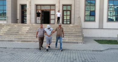 Sahte kimlikle dünyayı dolaştı, Kuşadası'nda polise takıldı